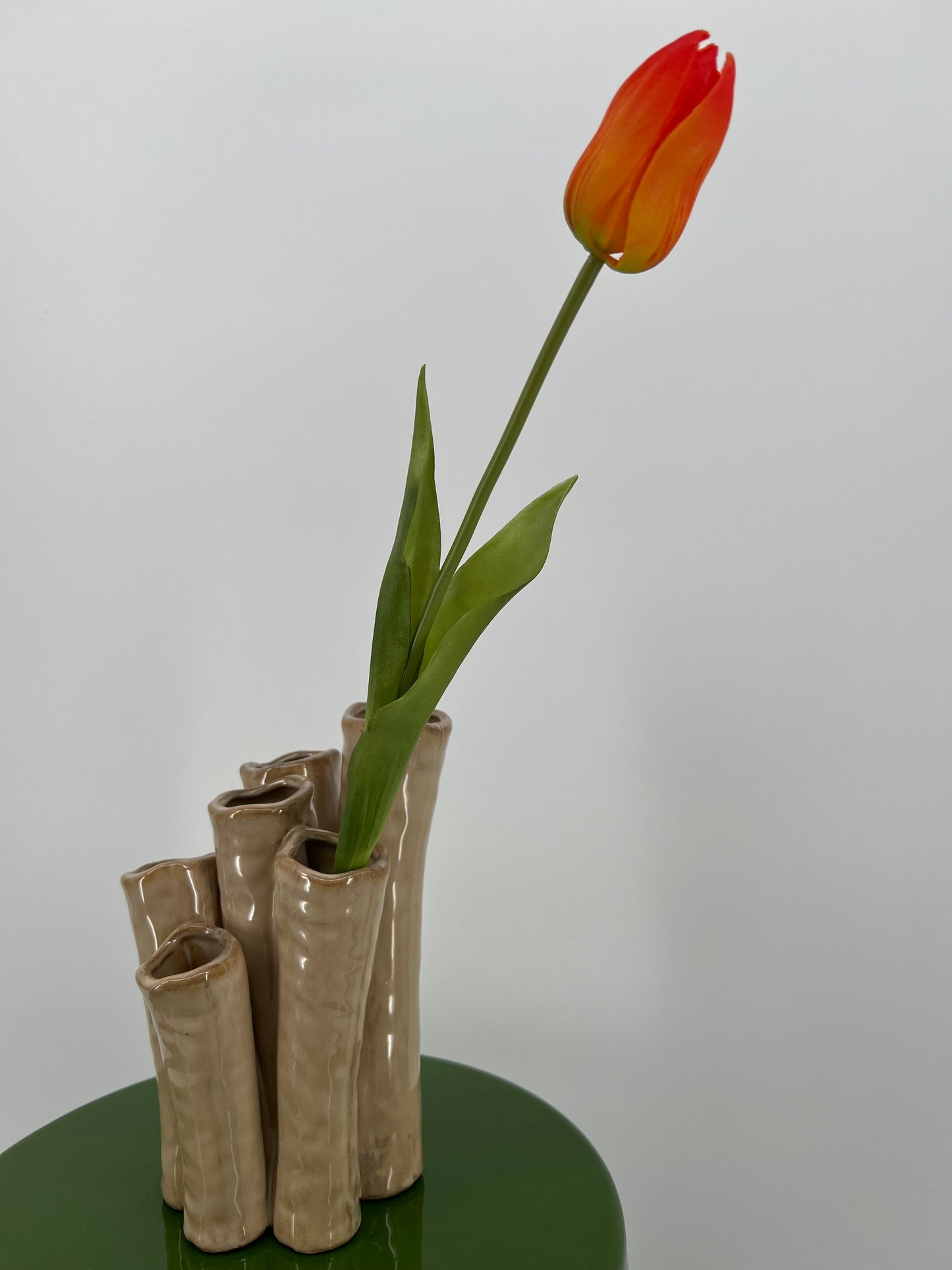 Mooie enkele kunst tulip met groen in mauve en oranje, 45cm