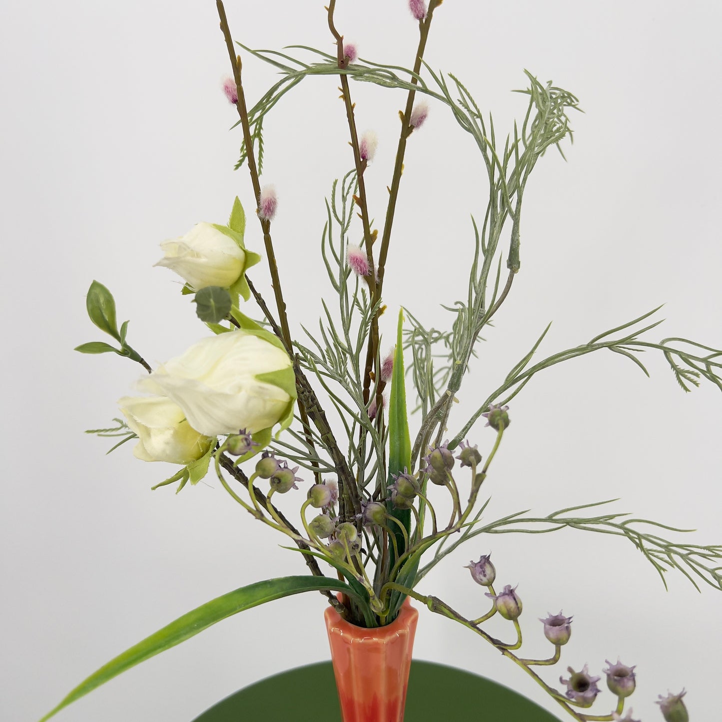 PLUME vase 2 tone gevuld met bloemen, katjes (Silk-ka) en gras, 38cm