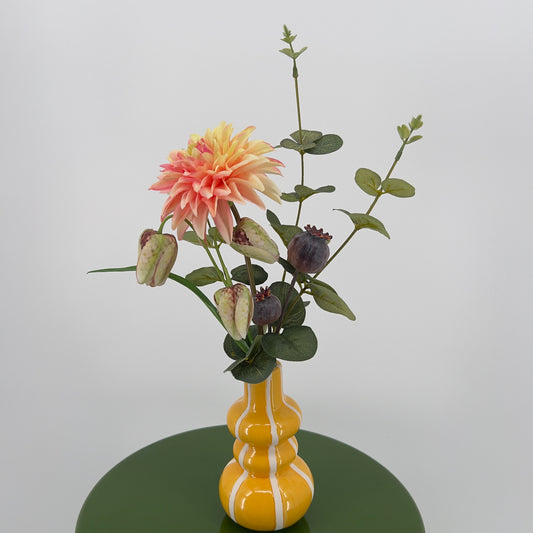 Geel vaasje met witte streep gevuld met diverse bloemen, 36cm