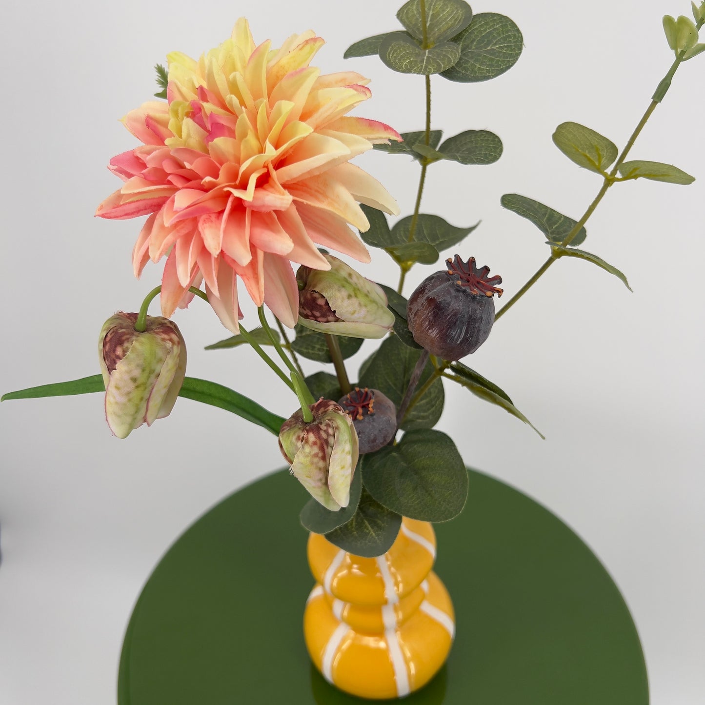 Geel vaasje met witte streep gevuld met diverse bloemen, 36cm